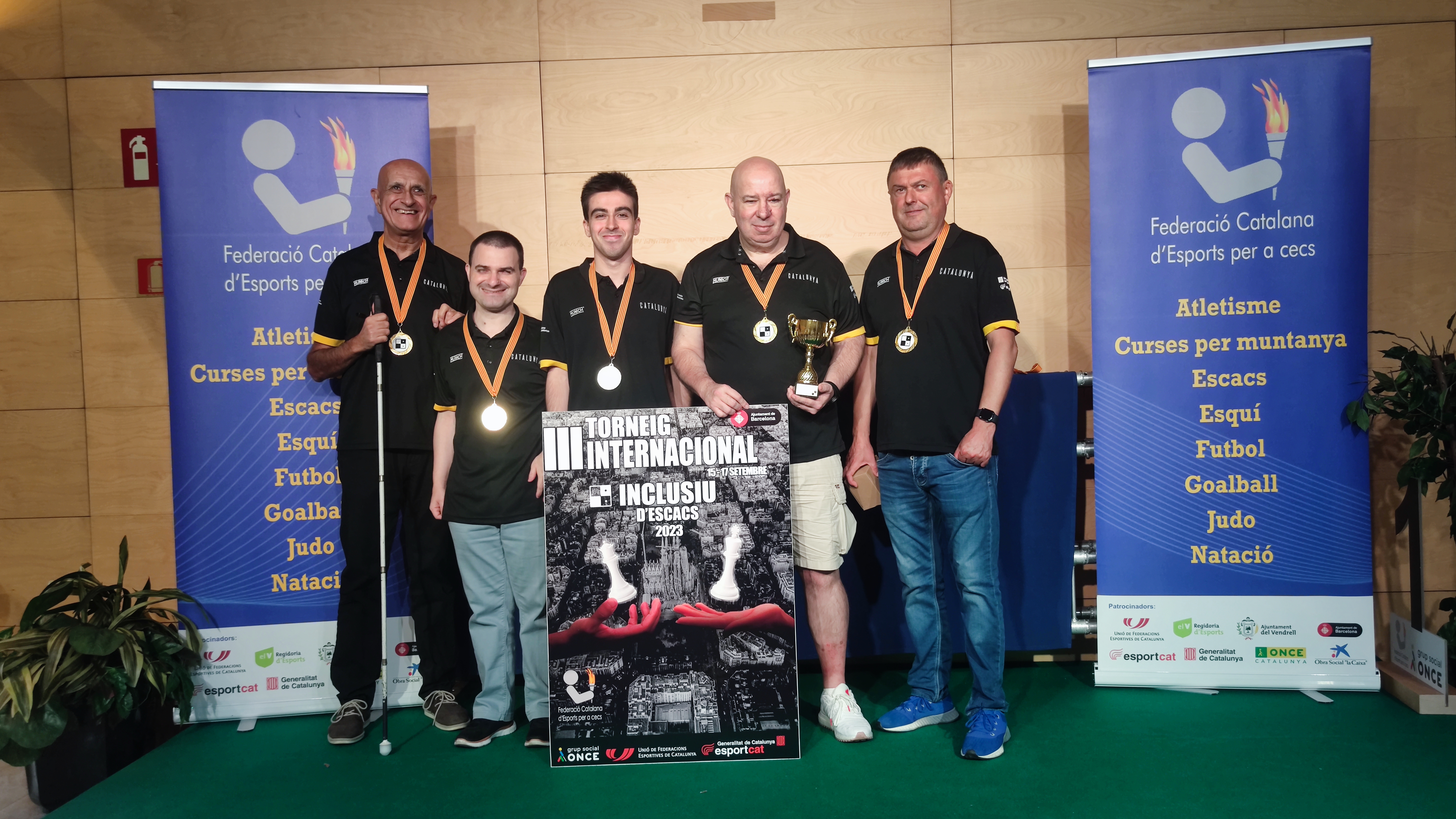 La Selecció masculina d'escacs de la FCECS, guanyadora del torneig:Gavril Draghici, Albert Olivera, Jordi Arcas, Daniel Barroso, Josep San Isidoro i el tècnic Marc Juan.