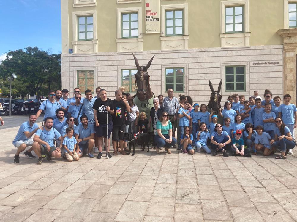Foto de família dels afiliats de l'ONCE de Tarragona, amb la Mulassa.