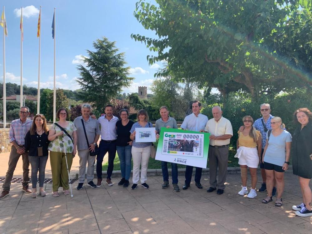 Enric Botí, delegat de l’ONCE a Catalunya, va lliurar a Josep Cuch, alcalde de Cànoves i Samalús, una imatge emmarcada d’aquest cupó. Van participar a l’acte Rebeca García, directora de l’ONCE a Granollers i un grup d’11 persones cegues i amb discapacitat visual greu. Entre elles, l'ex conseller del Consell Territorial, Antonio Ruiz; el seu fill Toni Ruiz, gestor comercial.i el venedor Lluis Roig.