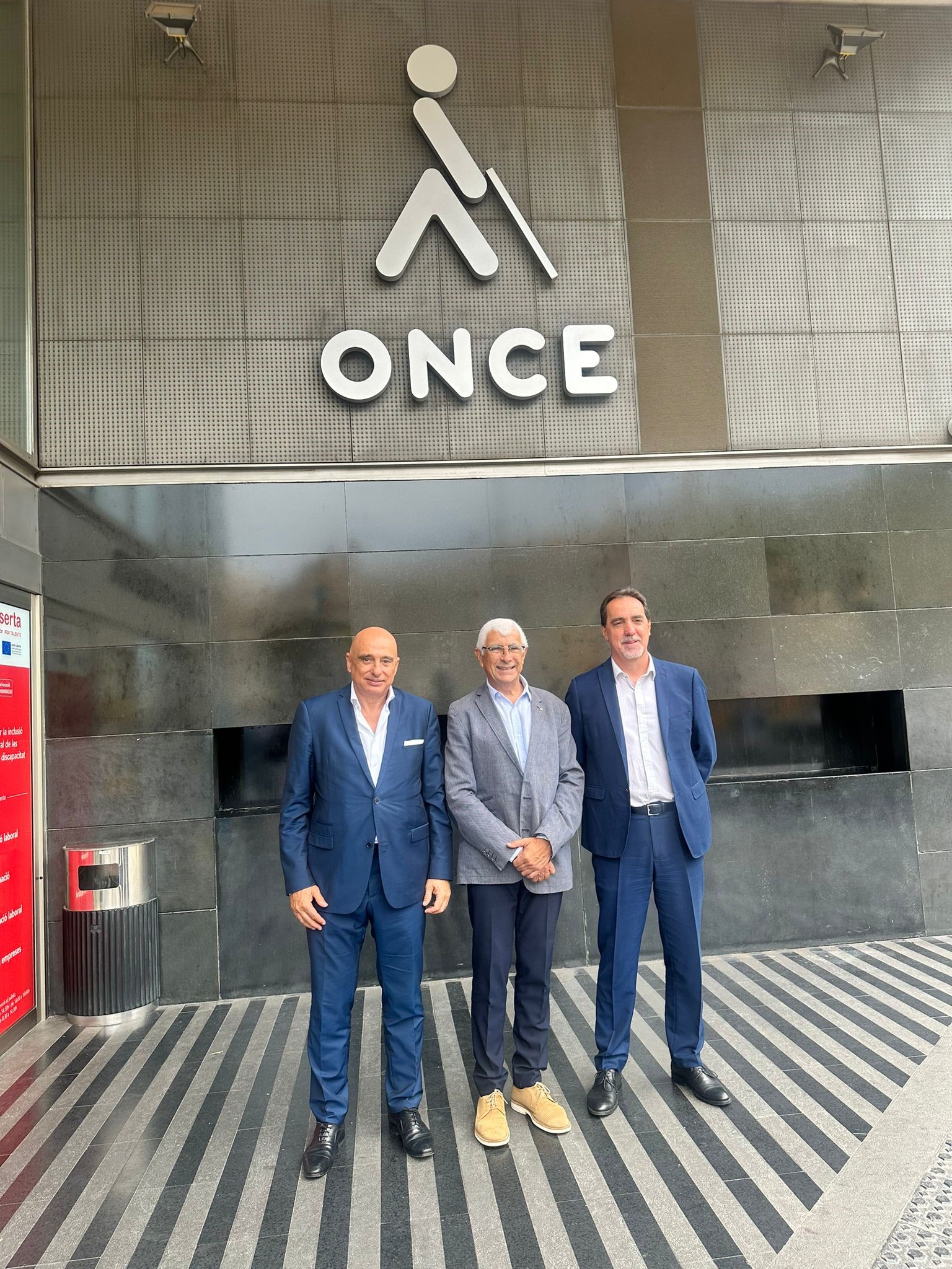 Manel Balcells, conseller de Salut de la Generalitat de Catalunya, va visitar, el passat 15 de setembre, la delegació de l’ONCE a Catalunya. A la foto, amb el delegat d'ONCE Catalunya, Enric Botí i Eusebio Azorín, director de Relacions Institucionals i de l'àrea sanitària i sociosanitària d'ILUNION.