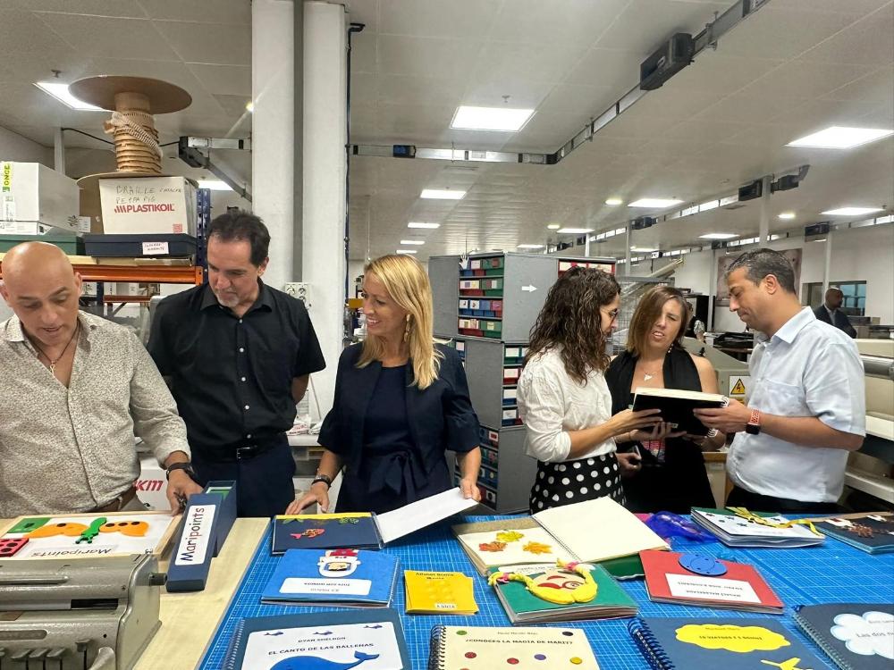 Maria Eugenia Gay, tinenta d’alcalde de l’Ajuntament de Barcelona, i de Marta Villanueva, regidora de Salut, Persones amb Discapacitat i Estratègia contra la Soledat del districte de Sant Andreu. A la foto, a l'imprenta.