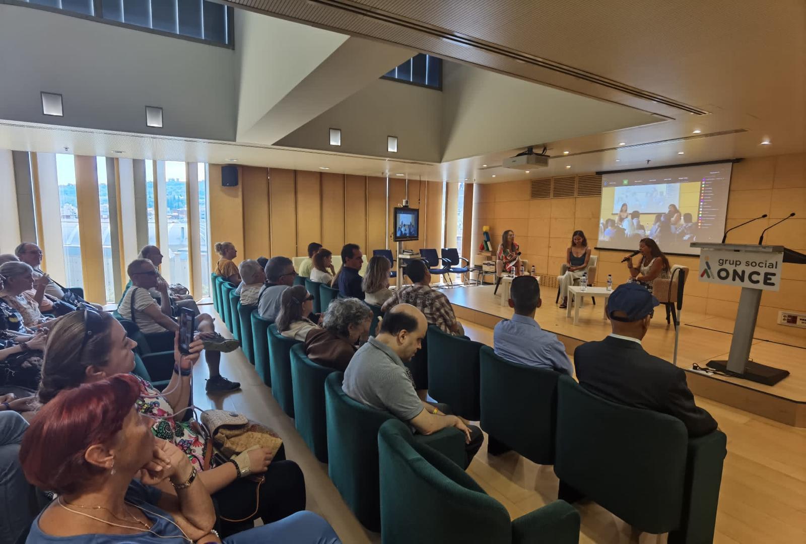 Vista general de la Sala de Conferències de l'ONCE Catalunya, en un moment de la jornada.