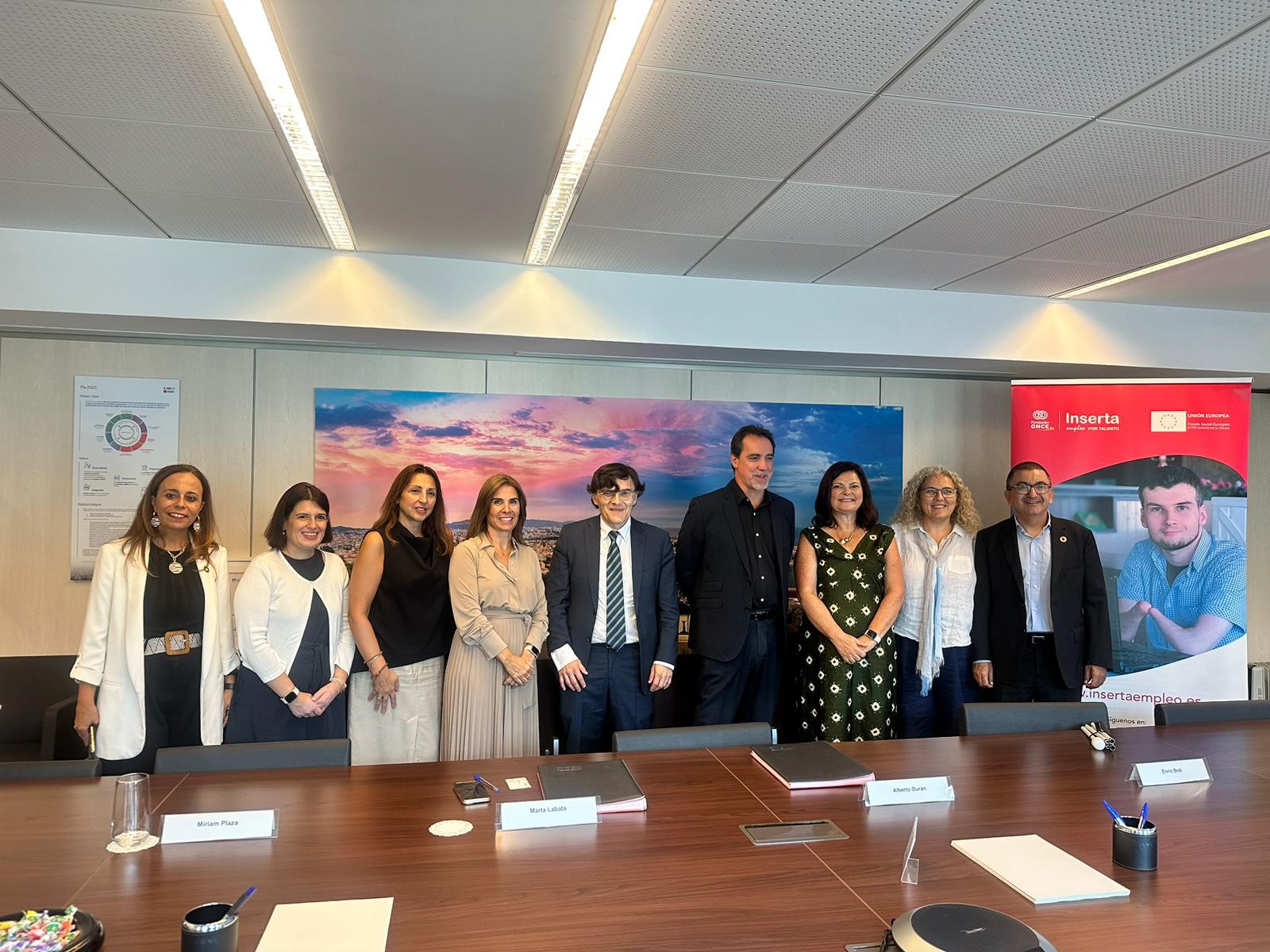 Foto de famíla, després de la signatura del conveni. El vicepresident executiu de la Fundació ONCE, Alberto Durán, i la directora general de Barcelona de Serveis Municipals (BSM), Marta Labata i Enric Botí, delegat de l'ONCE a Catalunya, al centre.