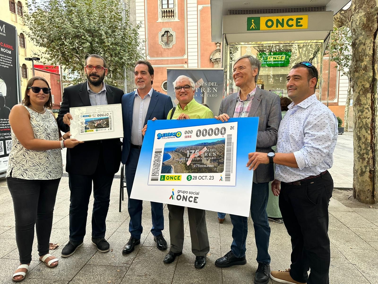 Enric Botí, delegat de l’ONCE a Catalunya, ha lliurat a David Bote, alcalde de Mataró, una imatge emmarcada d’aquest cupó. També ha participat a l’acte Miguel Àngel Vadell, regidor de Presidència i Educació de l’Ajuntament de Mataró; Elisabeth Marín, directora de l’ONCE a Mataró i Josemi Jiménez, conseller territorial de l’ONCE a Catalunya. Amb Pere Badia, i un representant del Comité D'empresa d'ONCE a Mataró.