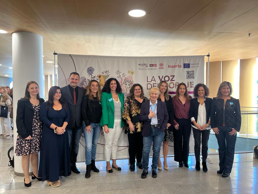 Foto de família de l'act sobre Dones amb discapacitat víctimes de violència de gènere.