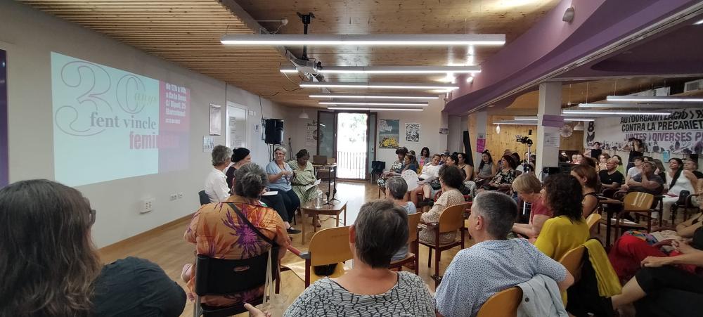 Imatge d'una sala plena de gent assistint a una xerada de la Fundació Surt