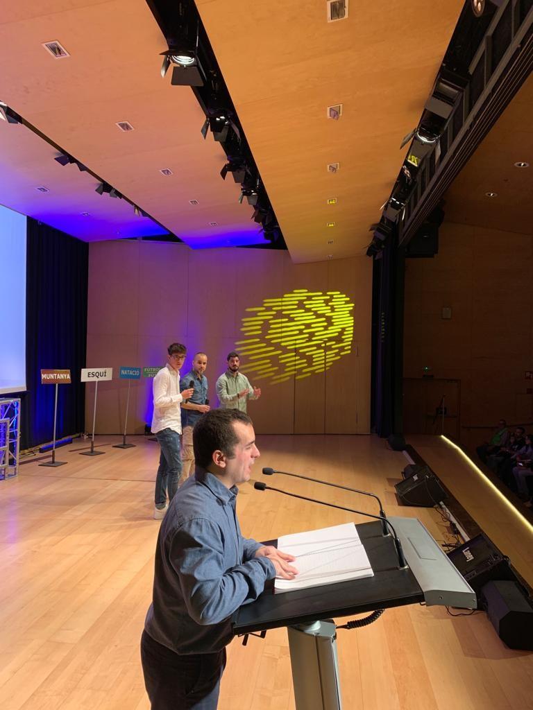 El presentador Guille Fernàndez va parlar amb els jugadors de futbol sala Marc Lladós, i Daniel Garcia i el tècnic Xavi González.