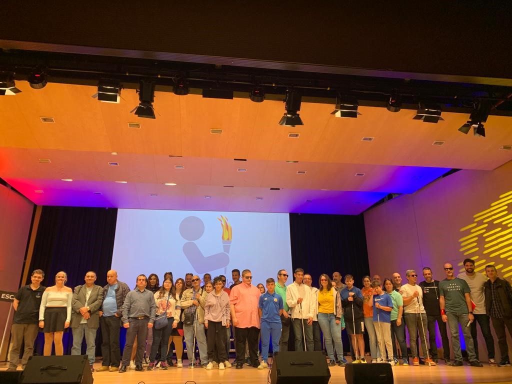 Foto de família dels esportistes de goalball, escacs, esquí, muntanya, ciciclisme i triatló.