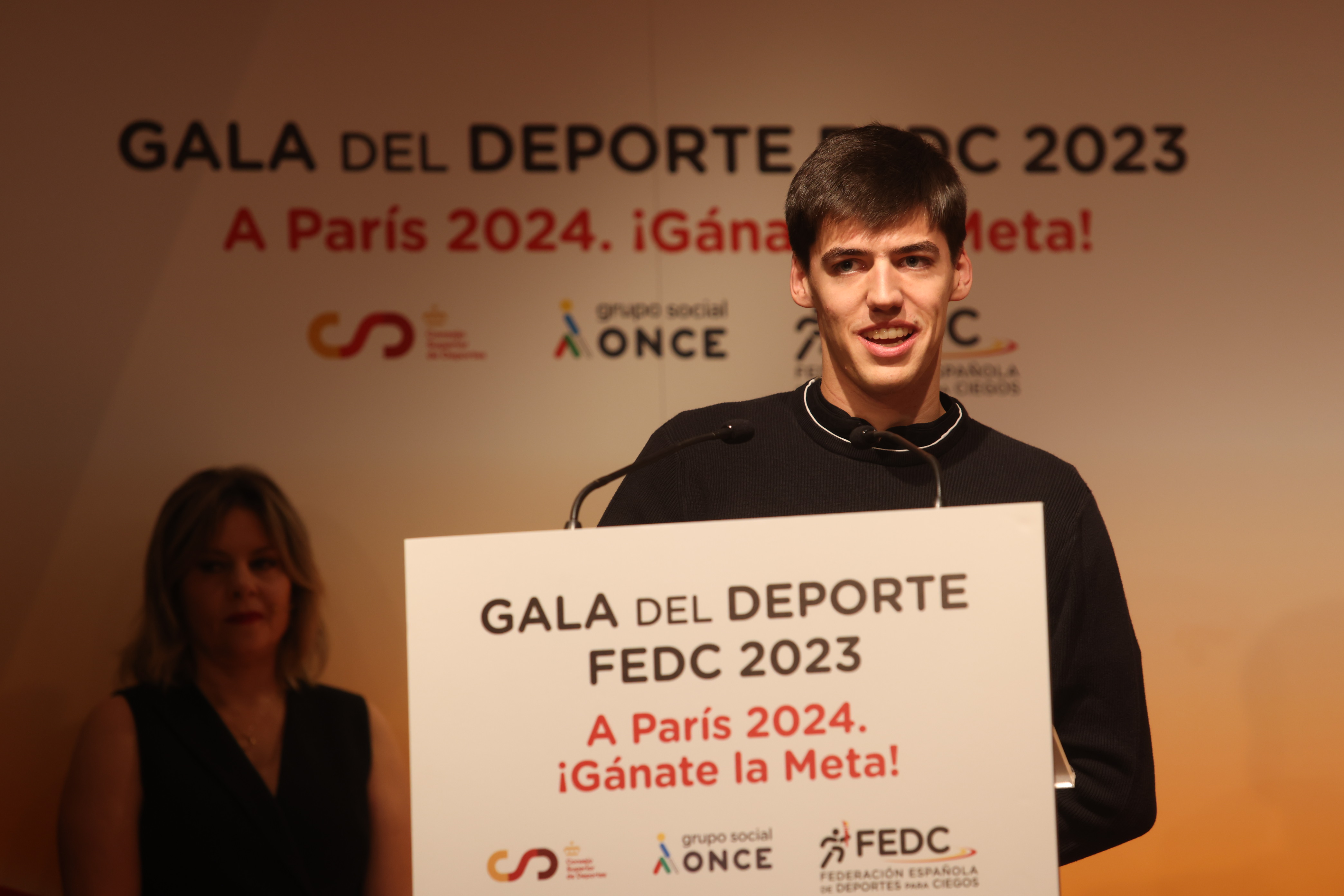 El nedado Àlex Villarejo durant la Gala de la FEDC fent el parlament