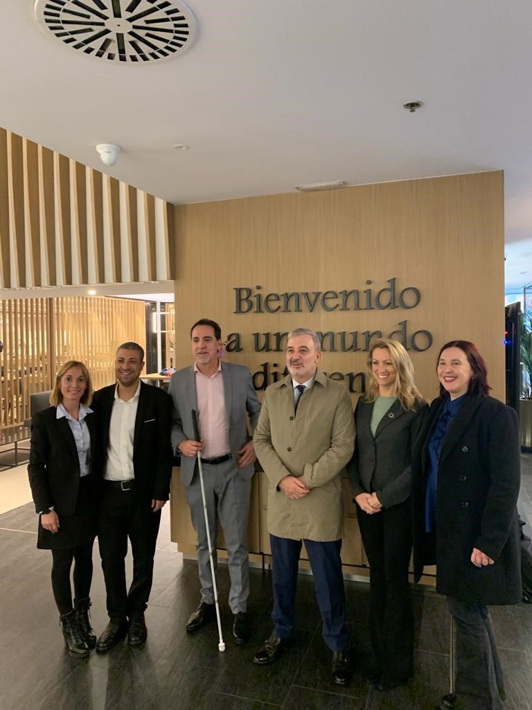 D'esquerra a dreta: Sònia Bondia, directora de l’hotel; David Bernardo, president del Consell Territorial de l’ONCE a Catalunya; Enric Botí, delegat de l’ONCE a Catalunya ; Jaume Collboni, alcalde de Barcelona, Maria Eugènia Gay, tinenta d’alcalde de l’Ajuntament i Sonia Fuertes, Comissionada de Drets Socials.