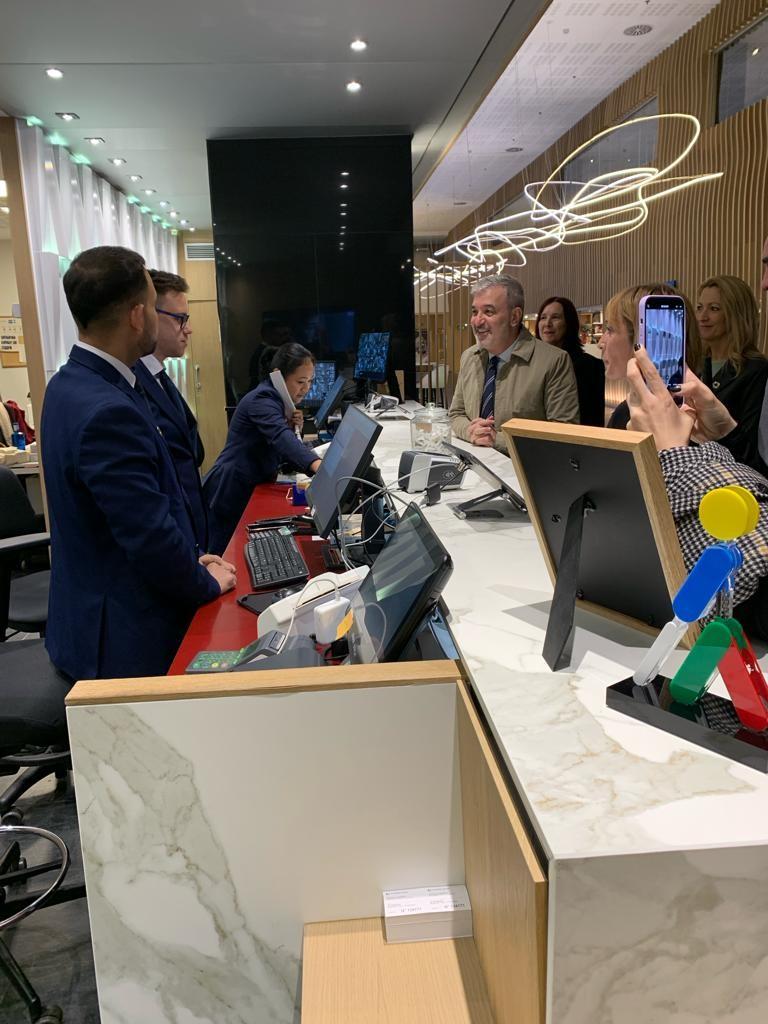 L'alcalde de Varcelona, Jaume Collboni, parla amb els recepcionistes de l'Hotel ILUNION Barcelona.