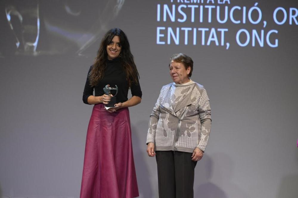 - PREMI A L’ORGANITZACIÓ, INSTITUCIÓ, ENTITAT O ONG: Fundació Surt. Recull: Sira Vilardell, directora de Fundació Surt Lliura: Mercè Batlle, presidenta de COCARMI