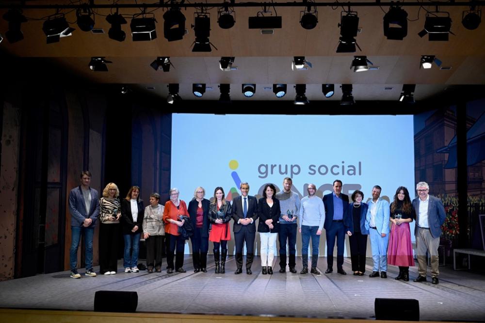 Foto de família, amb premiats i autoritats.