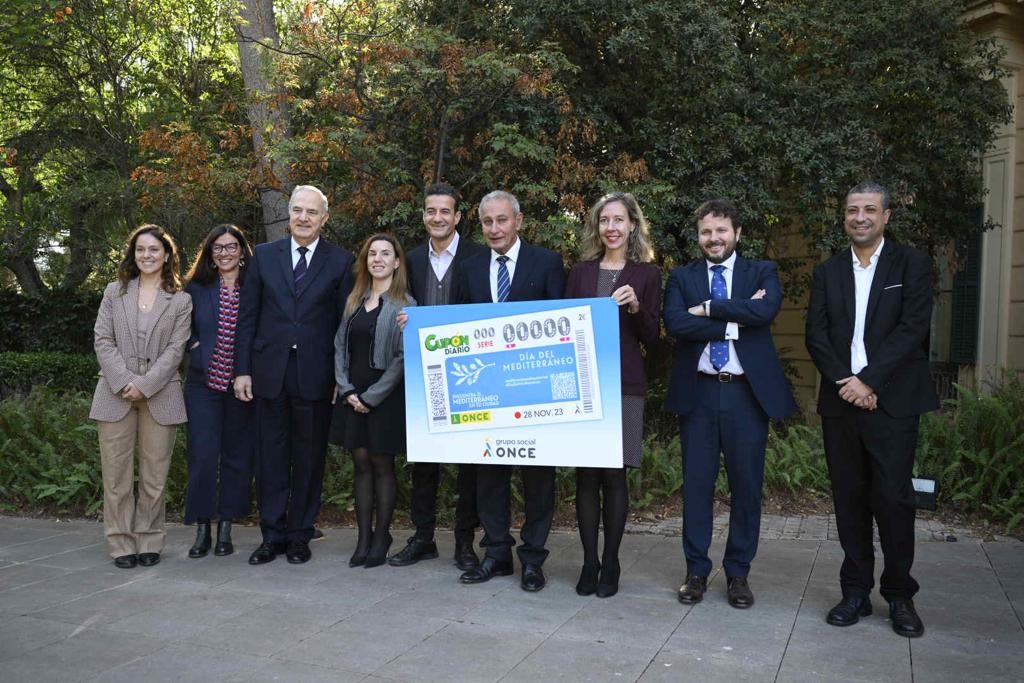 Foto de familia amb el Cupó del Dia del Mediterrani amb Patricia Sanz, vicepresidenta tercera del Consell General de l’ONCE; David Bernardo, president del Consell Territorial de l’ONCE a Catalunya; Àngel Ávila, sotsdelegat de l’ONCE a Catalunya; Javier Güemes director de la Direcció de Relacions Internacionals del Grup Social ONCE i Natalia Guala, directora tècnica de l’àrea internacional. Per part de la UpM la delegació va estar encapçalada per Nasser Kamel, Secretari general; John Paul Grech, Secretari general adjunt; Anna Dorangricchia, Directora de Programes de la Divisió d’Assumptes Socials, i Giulia Maria Ferraresi, Tècnic de Projectes de la Divisió d’Assumptes Socials.