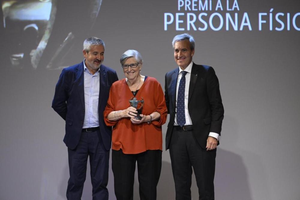 - PREMI A LA PERSONA FÍSICA: Viqui Molins. Recull: Viqui Molins. Lliura: Alejandro Oñoro, conseller delegat d’ILUNION i Manel caballero, afiliat a l'ONCE.