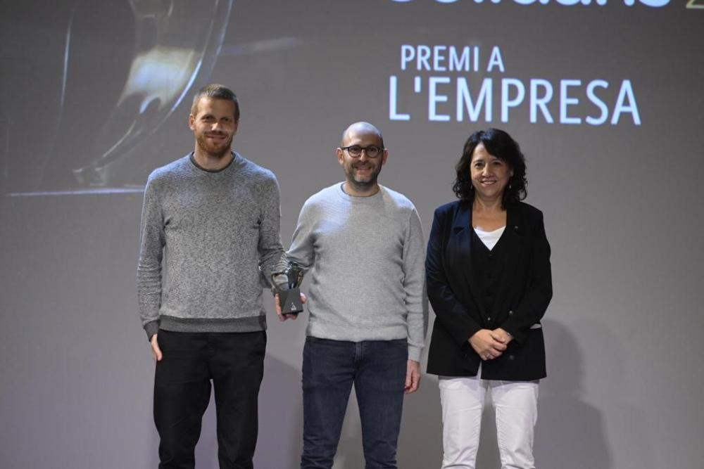 - PREMI A L’EMPRESA: Worldcoo Recullen: Sergi Figueres i Aureli Bou, els dos Co-Fundadors de Worldcoo Lliura: Anna Erra, Presidenta del Parlament de Catalunya