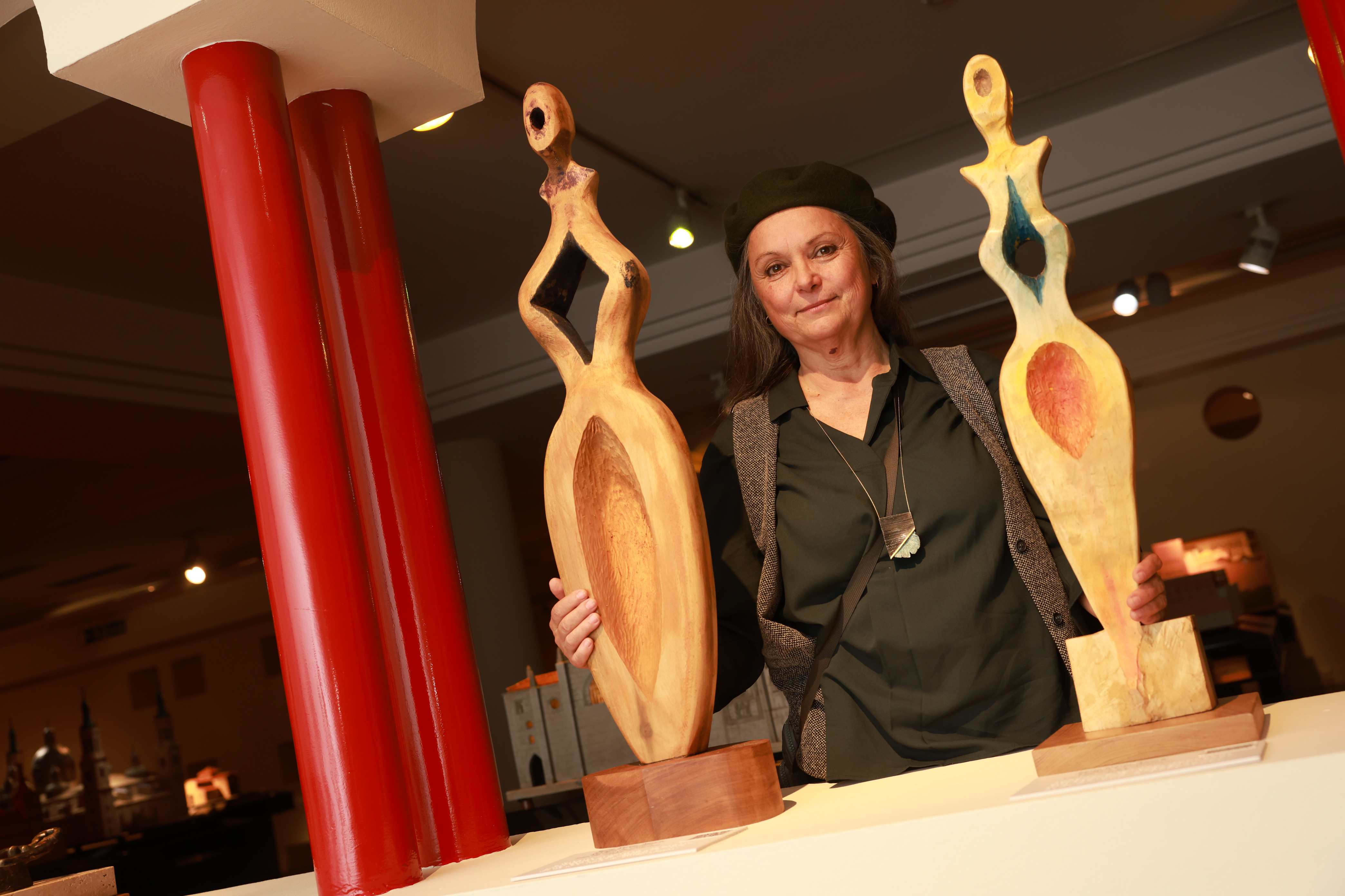 Ana M Marín, entre dues de les escultures que exposa en el Tiflológic.