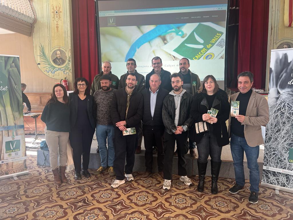 Foto de família de la presentació de l'etiqueta braille als calçots, amb Arantxa vallespi, sotsdirectora de l'ONCE a Tarragona.