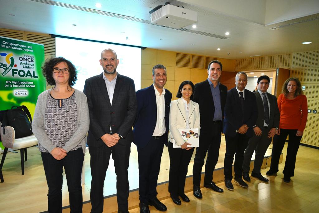 Foto de família de l'ace dels 25 anys de la FOAL.