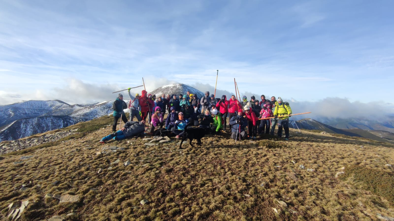 El grup del MAU, de 15 persones cegues i amb discapacitat visual greu acompanyats dels seus gossos pigalls i de guies voluntaris, gràcies als quals van poder completar aquesta aventura.