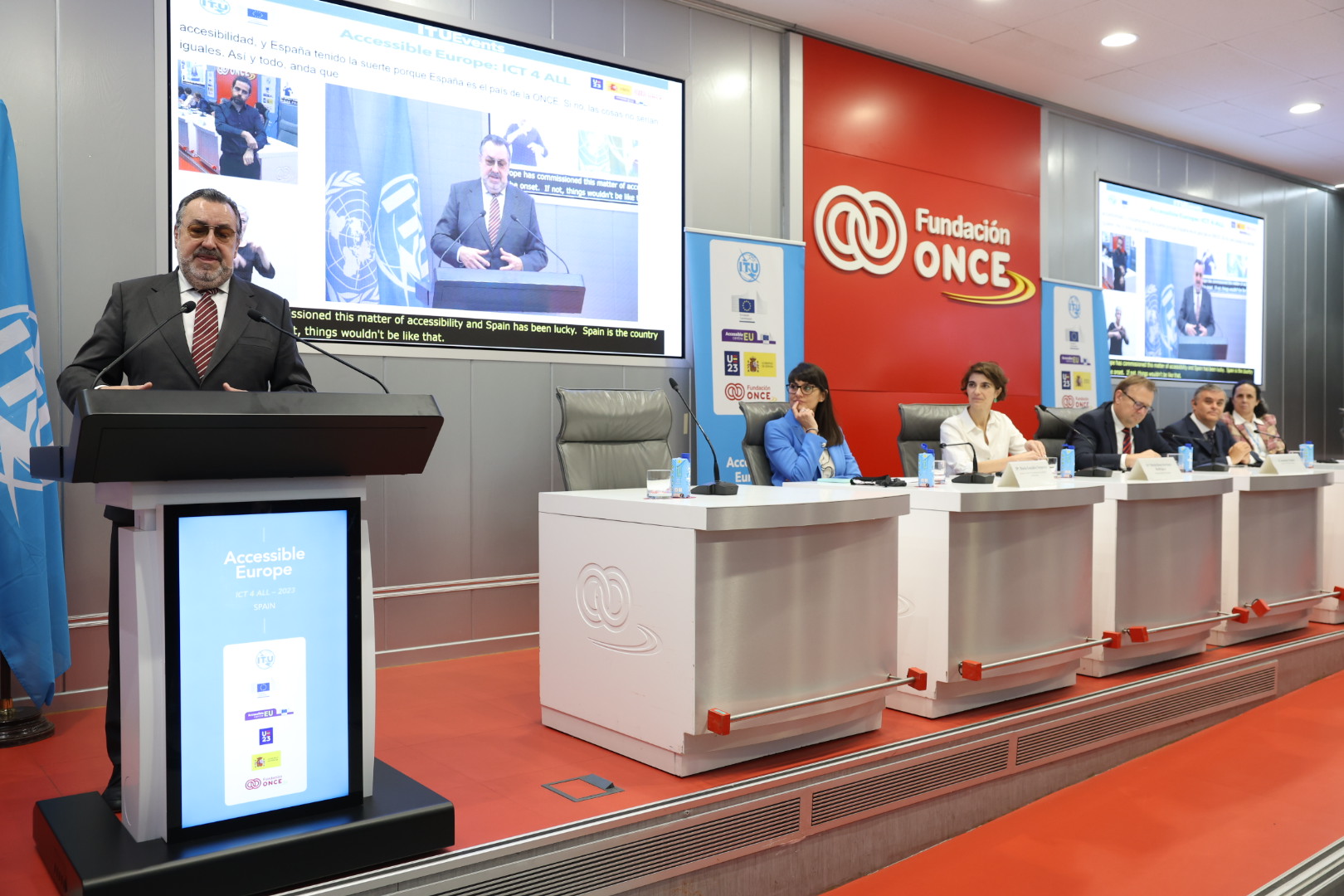 Miguel Carballeda, president del Grup Social ONCE, en primer terme. I a la dreta taula de la jornada, amb ponents. 