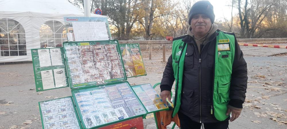 Napoleón Rodríguez, venedor de l'ONCE a l'Estació de Tren de Girona.