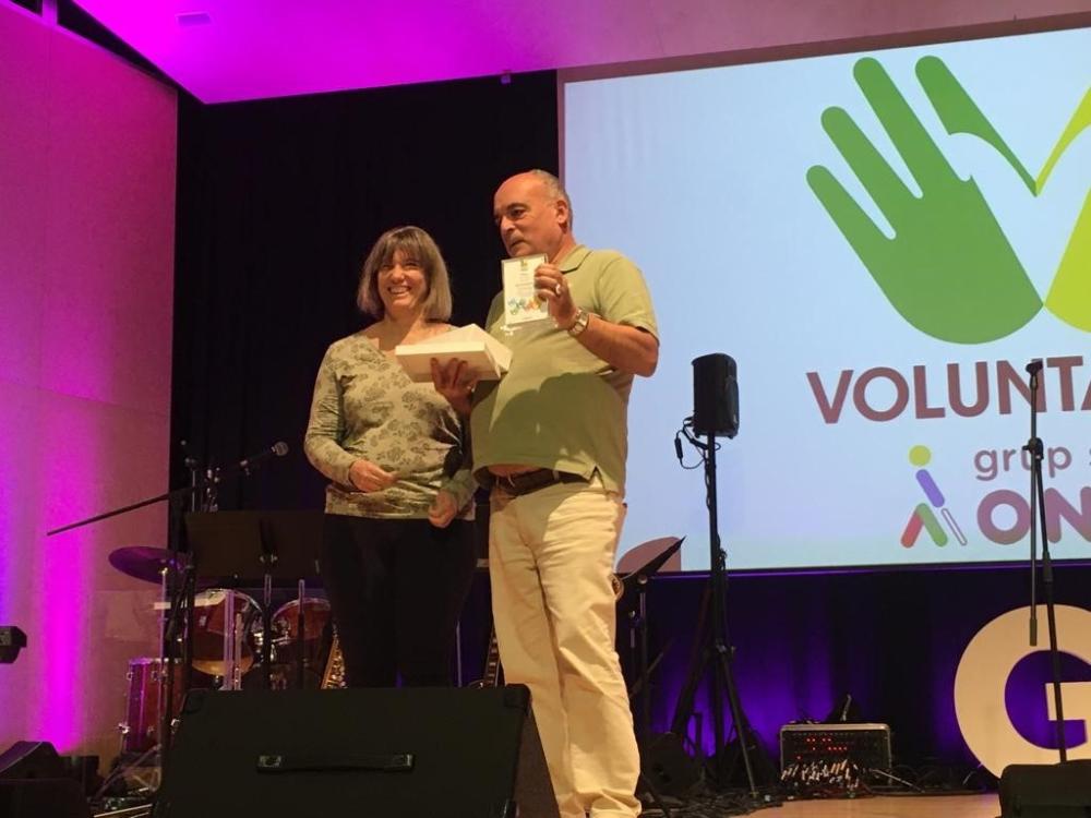 Rebeca Garcia, directora de l'agència de Granollers, va lliurar Marc Andújar Jornet, una placa en homenatge als voluntaris de Catalunya.