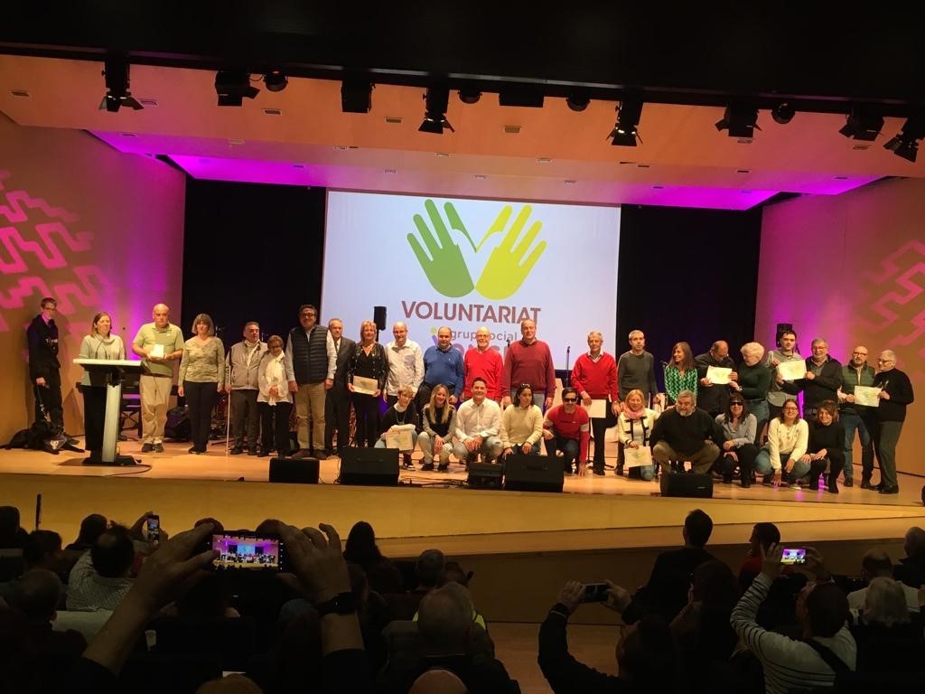 Foto de Família de la festa homenatge als Voluntaris ONCE Catalunya a l'escenaari de l'ONCE Catalunya.