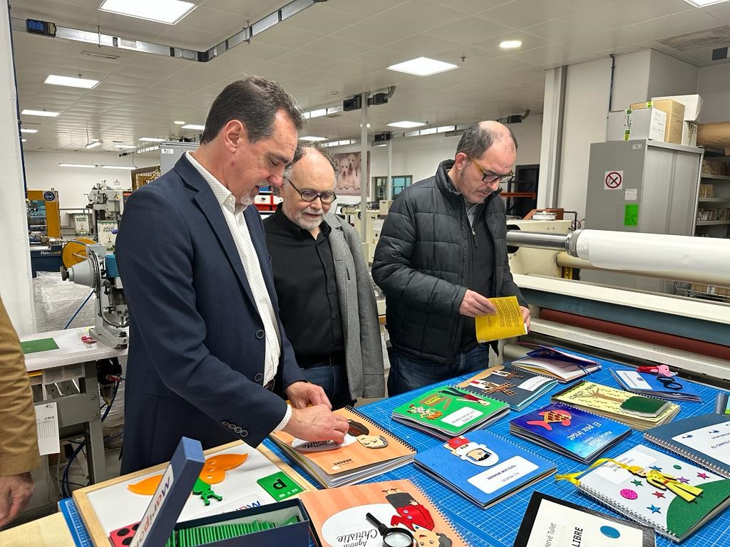 Enric Botí, delegat de l'ONCE Catalunya, amb Fermí Villar, president d'Amics de La Rambla i Xavier Masip, gerent.