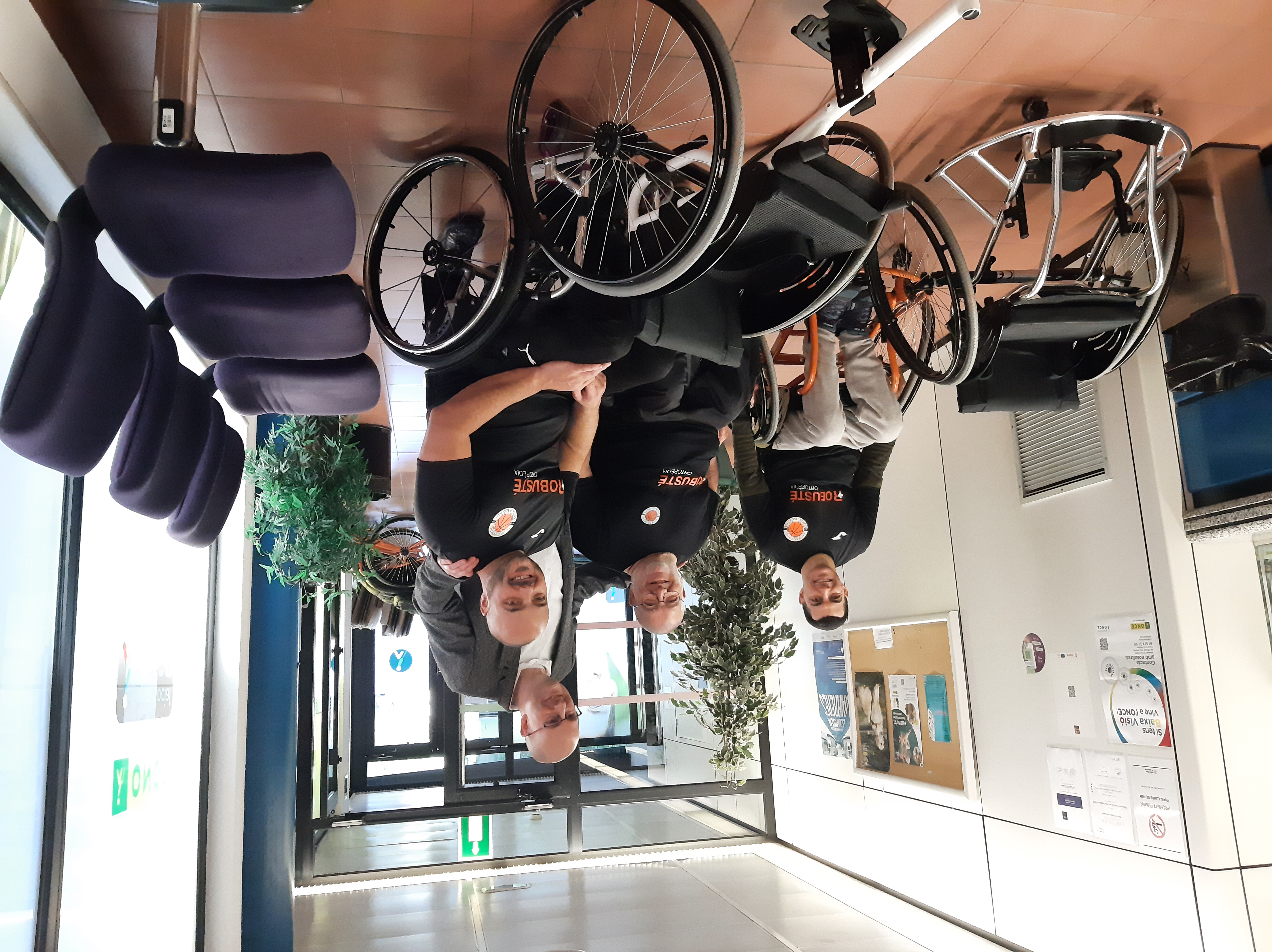 El passat 22 de gener Fran Sánchez, director de l’ONCE a Reus, va lliurar a Manuel Seva, president del Club Esportiu Costa Daurada, un total de quatre cadires de rodes per promoure l’esport entre persones amb discapacitat: tres de bàsquet i una de tennis de taula.