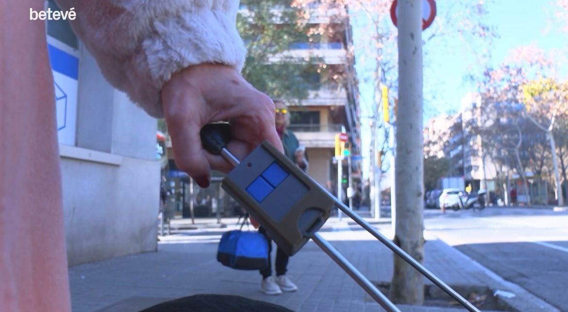 El comandament del semàfor s'acobla  a l’arnès del gos pigall.