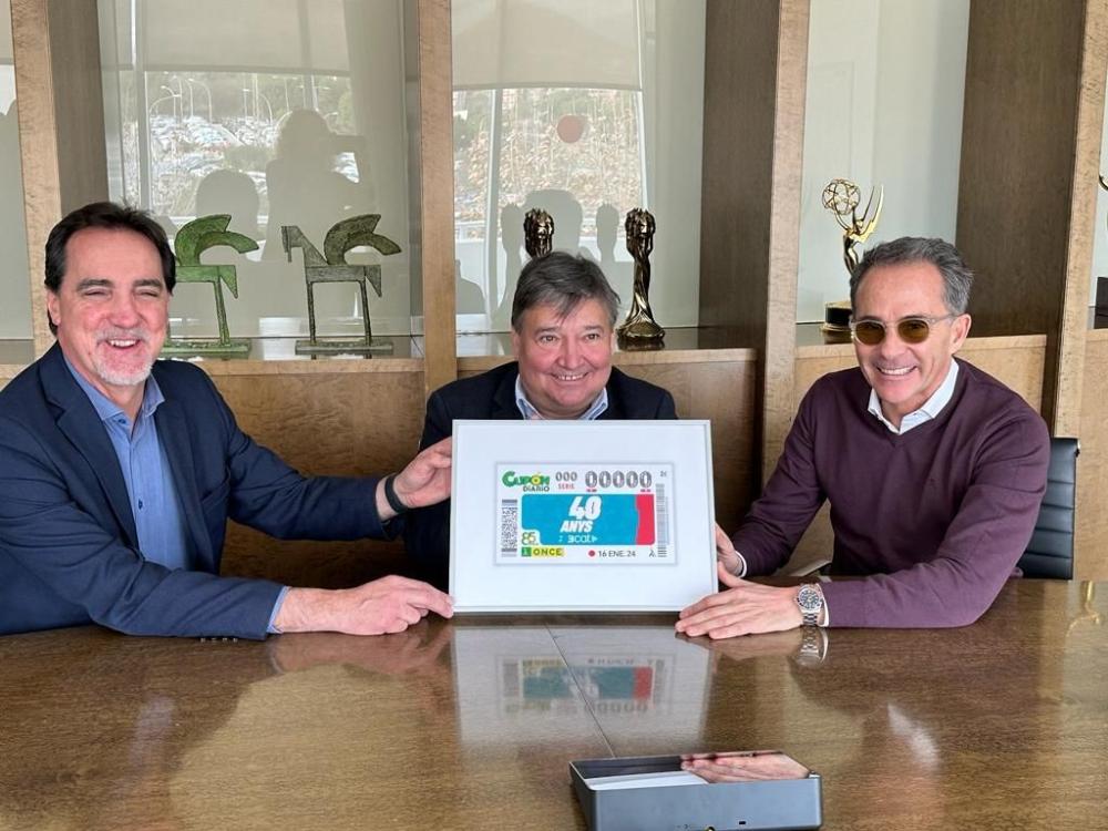 Durant la presentació, Enric Botí, delegat de l’ONCE a Catalunya, va lliurar a Sigfrid Gras, director de TV3, una imatge emmarcada d’aquest cupó. Els va acompanyar Christian Garcia, afiliat a l’ONCE i extreballador de TV3.