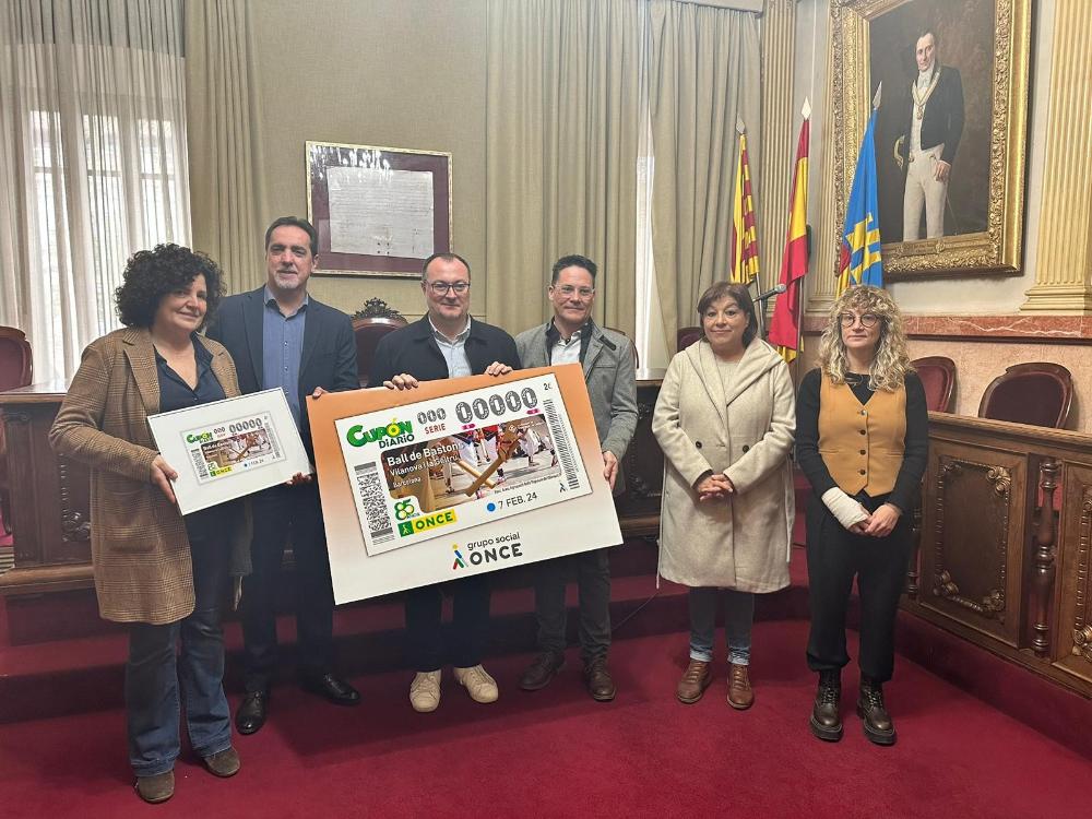 Enric Botí, delegat de l’ONCE a Catalunya, va lliurar a Juan Luis Ruiz, alcalde de Vilanova i la Geltrú, una imatge emmarcada d’aquest cupó. Els van acompanyar Teresa Llorens, primera tinenta d’alcaldia i regidora de Cultura; Míriam Pérez, regidora d’Administració Electrònica i Bretxa Digital, Cooperació  i Agermanaments, Ocupació i Inclusió; Genis Martos, director de l’ONCE a Vilanova i la Geltrú i Antonia Sosa, presidenta del Comitè d’Empresa i venedora de l’ONCE.