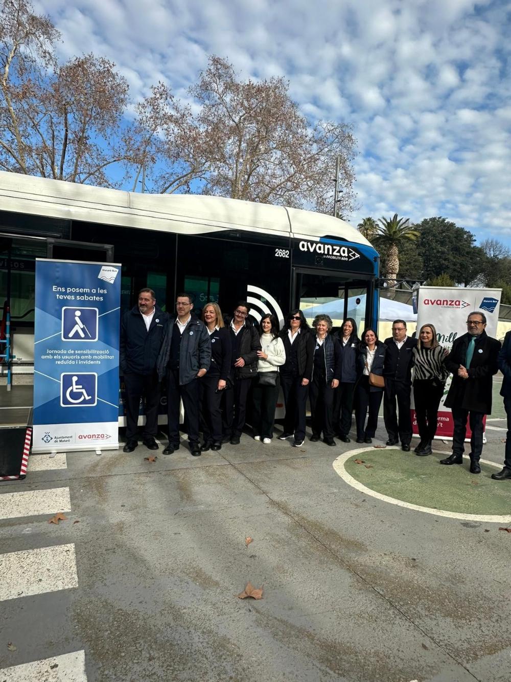 Foto de família de La jornada ‘Ens posem a les teves sabates’ davant d'un bus urbà de Mataró.