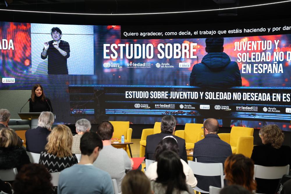 Un dels ponents parlant durant la presentació de l'informe