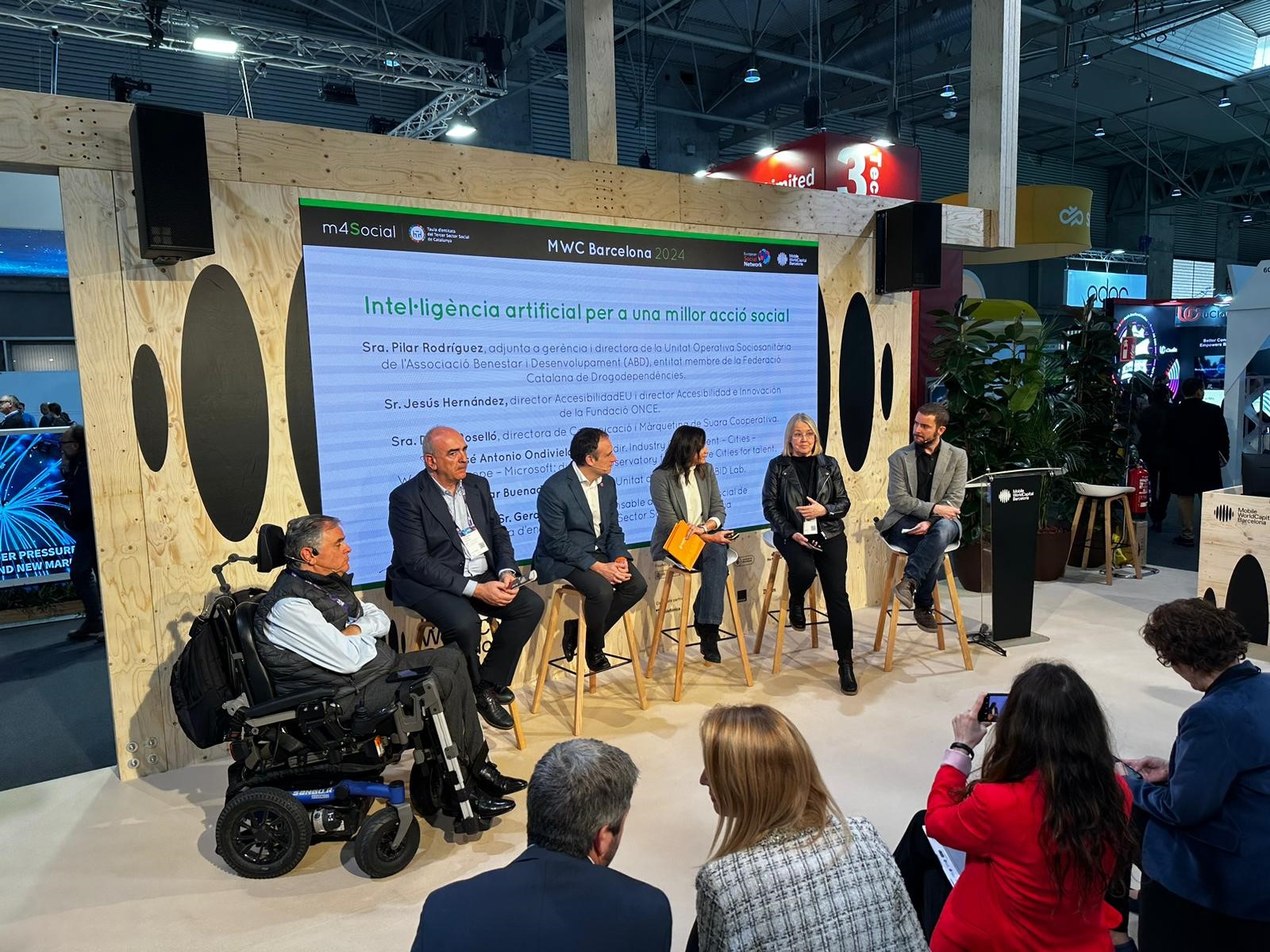 Jesús Hernández, primer  a l'esquerra, a la taula rodona a la qual ha participat al Mobile. 