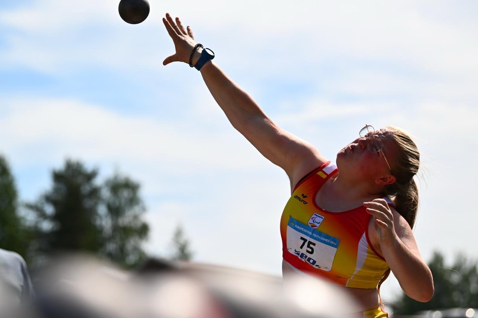 María Zamora fent un llançament de pes