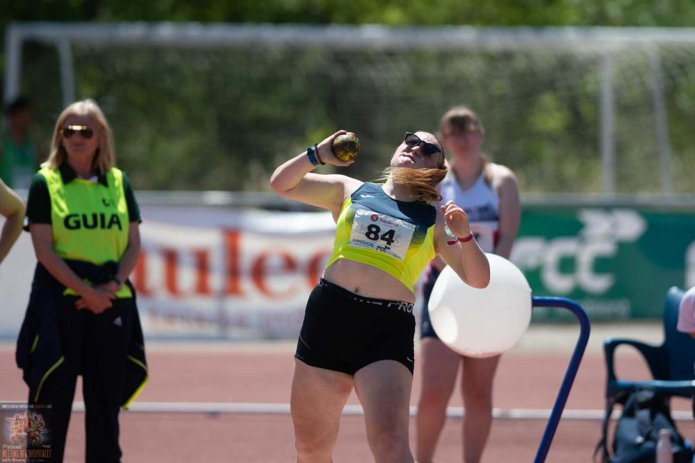María Zamora preparada per fer un llançament de pes