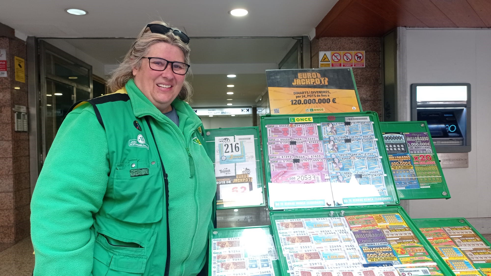 Maria del Carmen Salas, venedora de l'ONCE a Sant Andreu de la Barca.