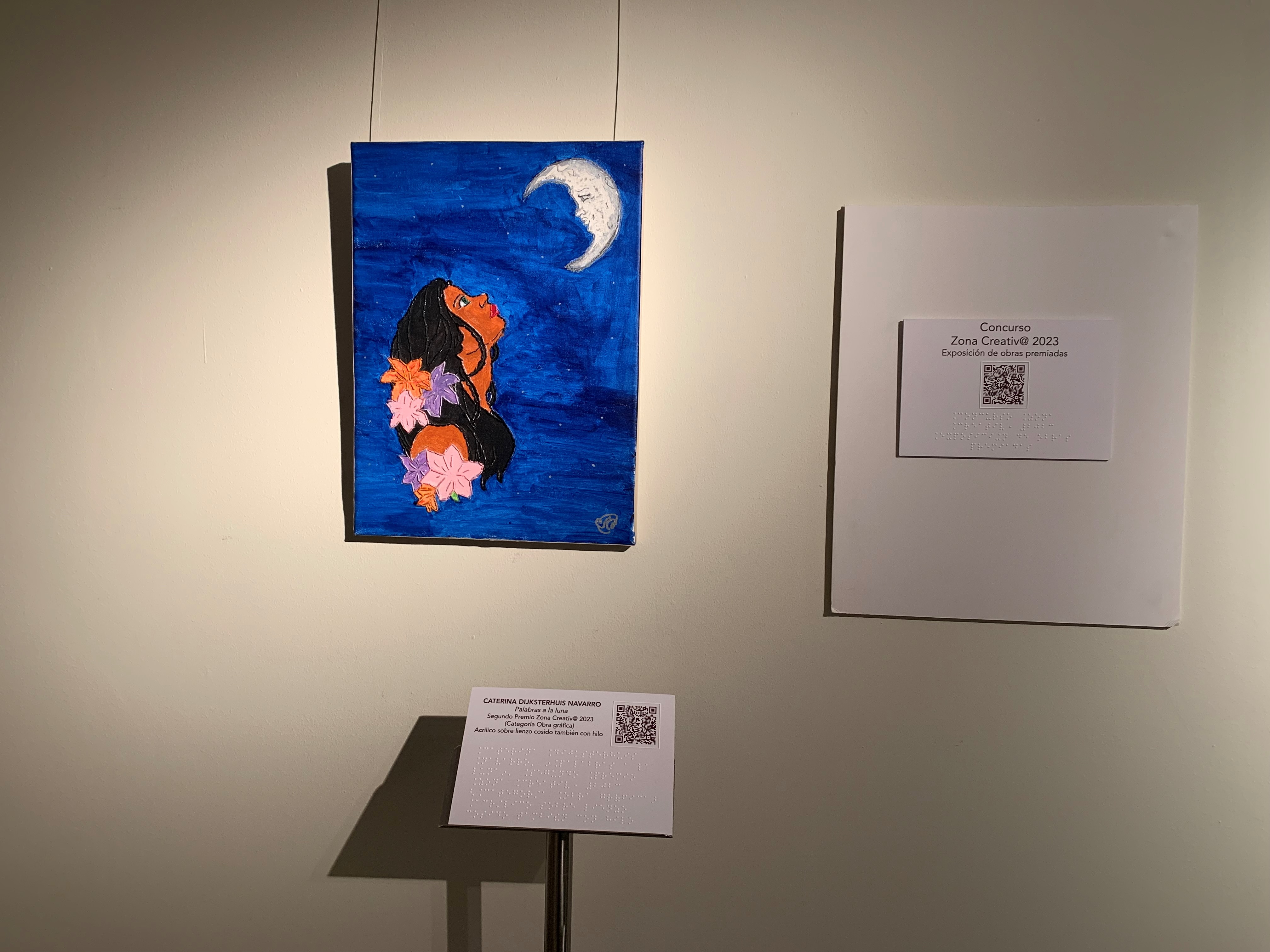 Imatge de l'obra ‘Paraules a la Lluna’ de Caterina Dijksterhuis Navarro, on es veu la figura d'una dona mirant la lluna