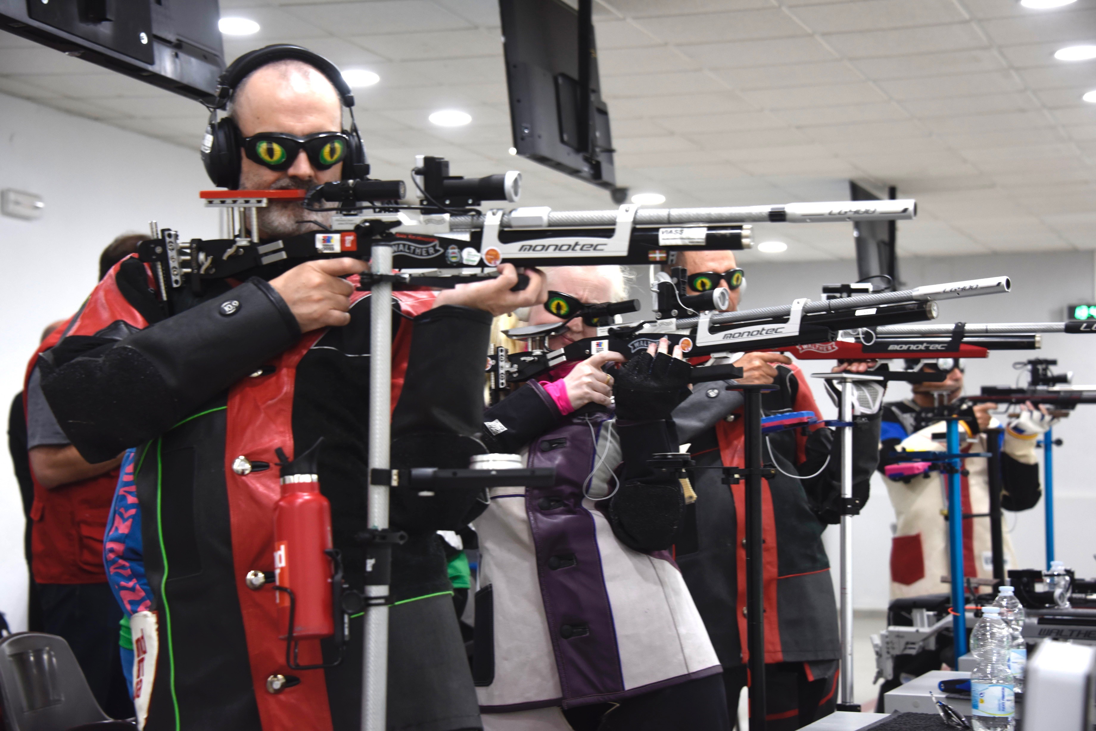 Imatge de tres tiradors cecs.