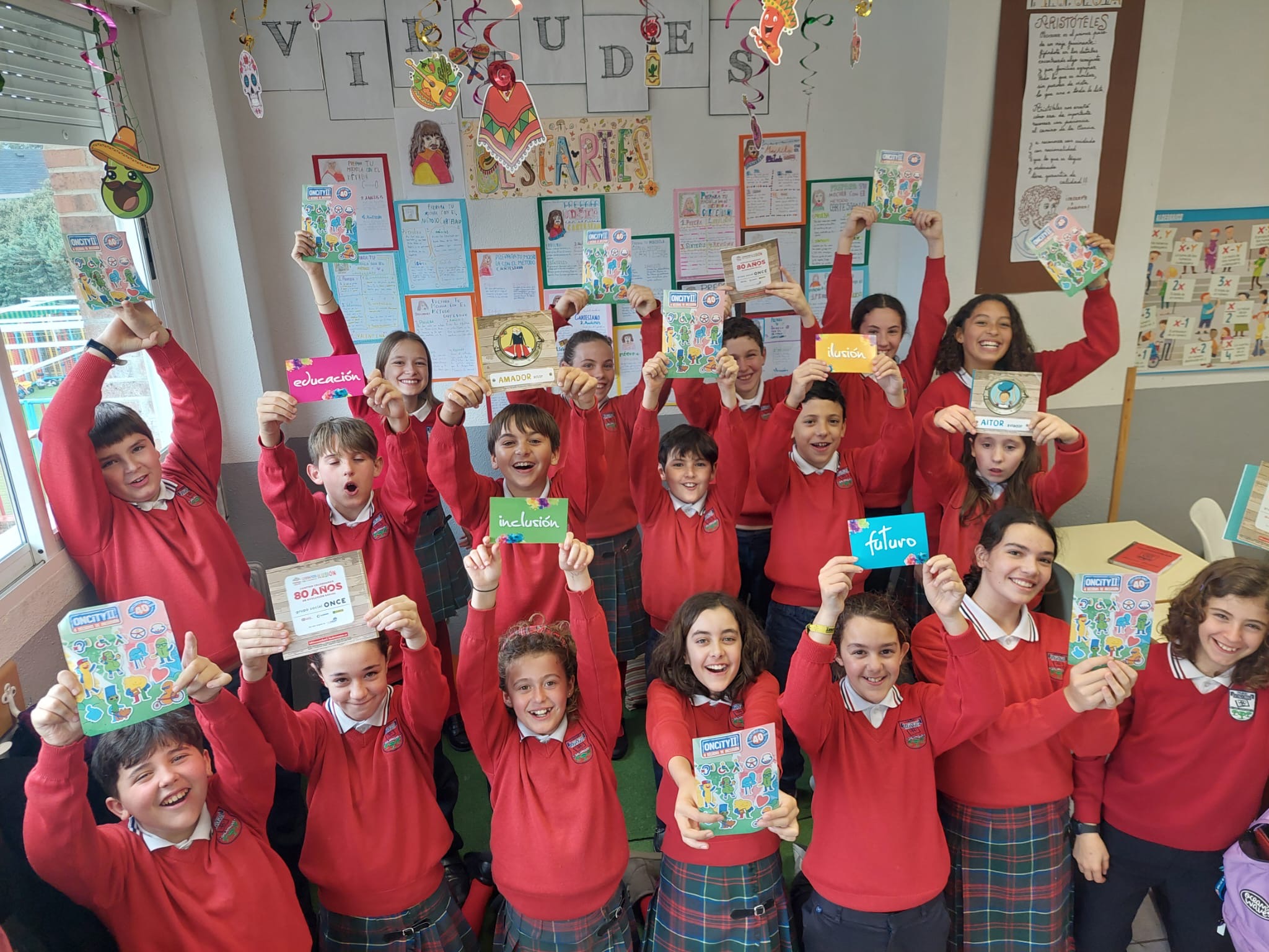 Un grup d'estudiants ensenyant les paraules que han elaborat per l'inclusionari