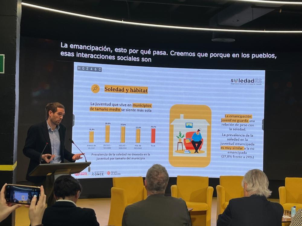 Un dels ponents parlant durant la presentació de l'informe