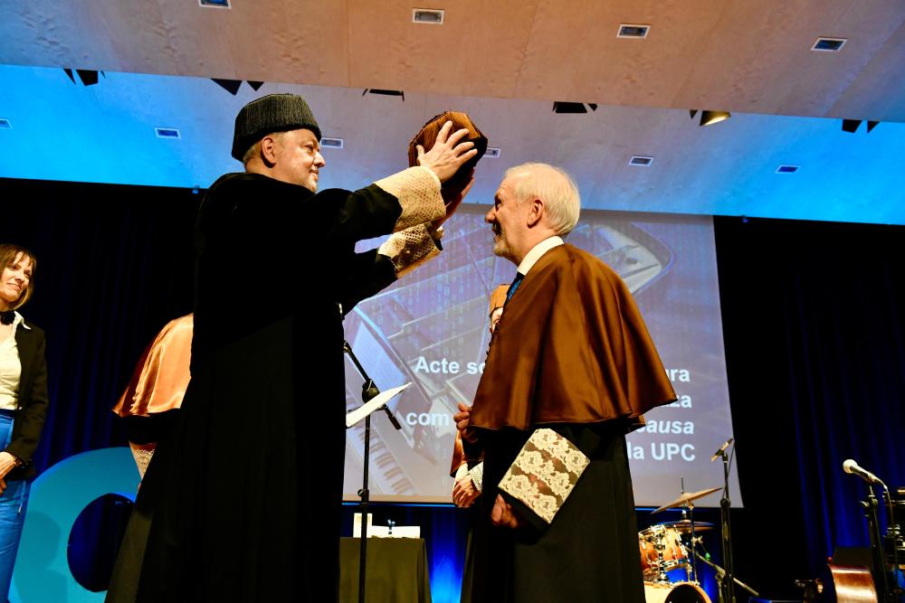 El rector de la UPC posa el birret de doctor a Ignasi Terraza