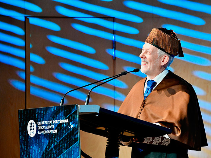 Ignasi Terraza, amb el seu birret, al discurs d'investidura.