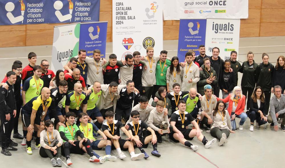 Foto de família dels equips participants a la Copa Catalana Open de futbol Sala.
