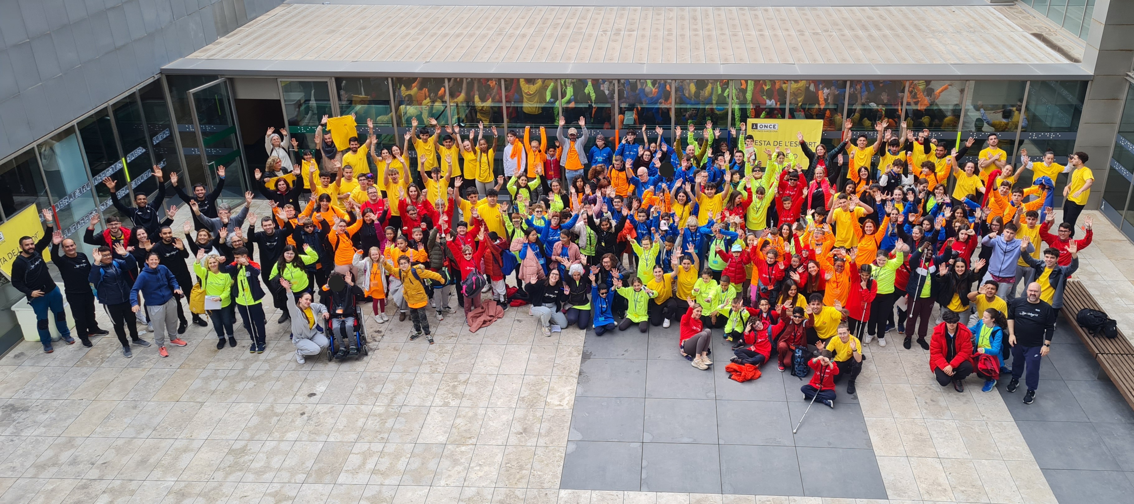 Gran foto de Família de tots els participats a la Festa de l'Esport del CRE de 2024.