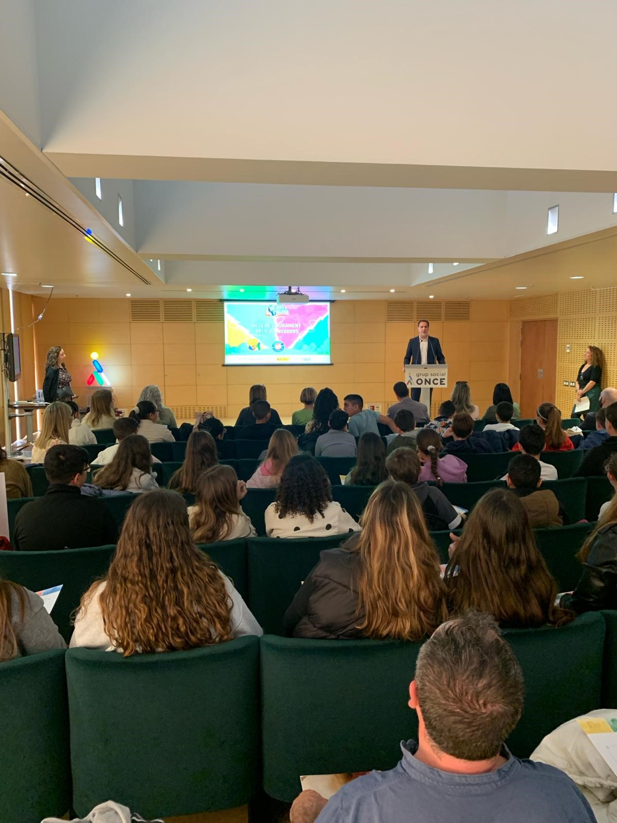 Sala de conferències de la 6ena planta de la Delegació de l'ONCE a Catalunya, plean de gom a gom, durant el lliurament del Concurs Escolar de l'ONCE a Catalunya.