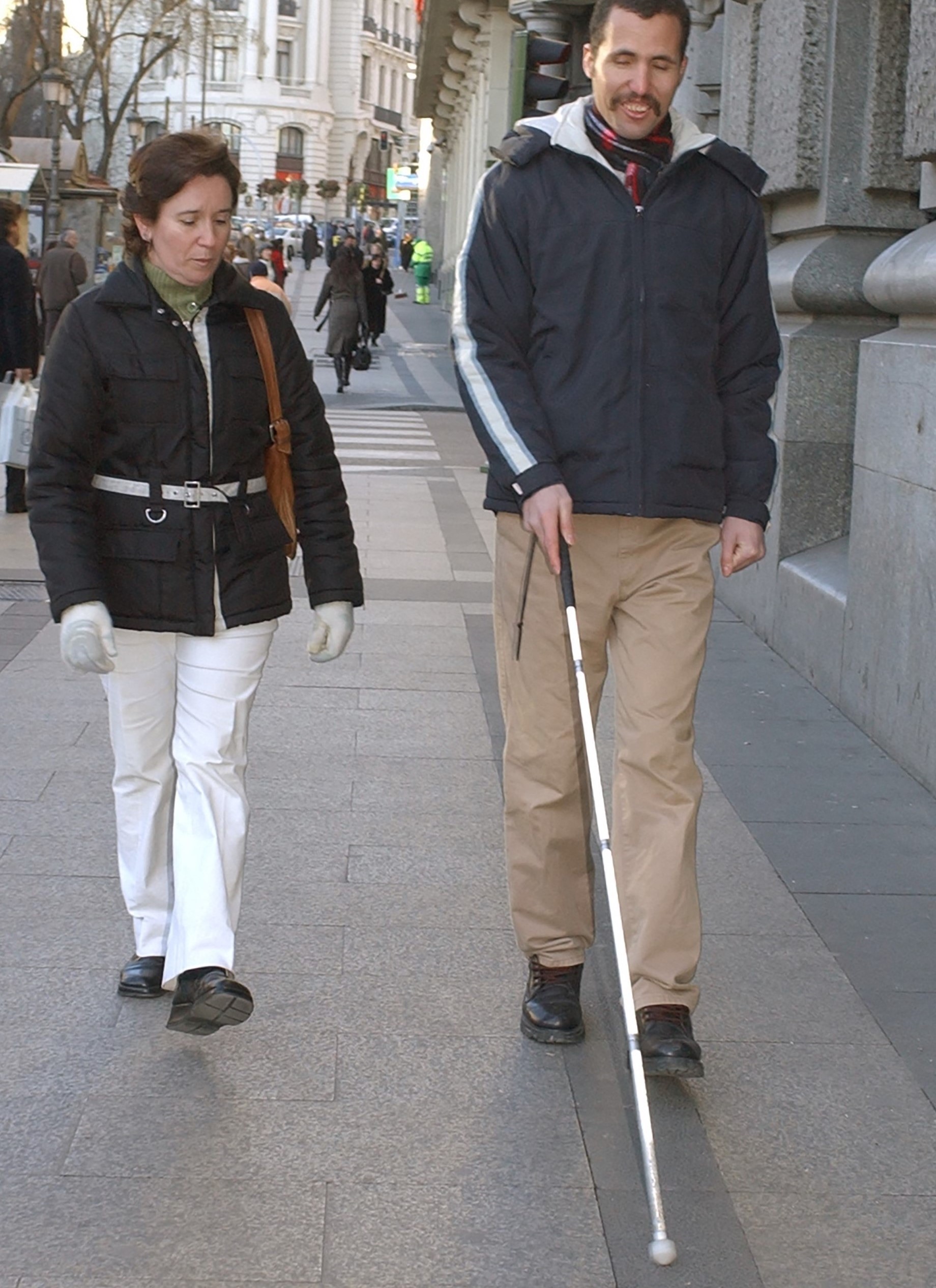 Una tècnica de rehabilitació (TR) de l'ONCe en una sessió amb una persona estrangera.