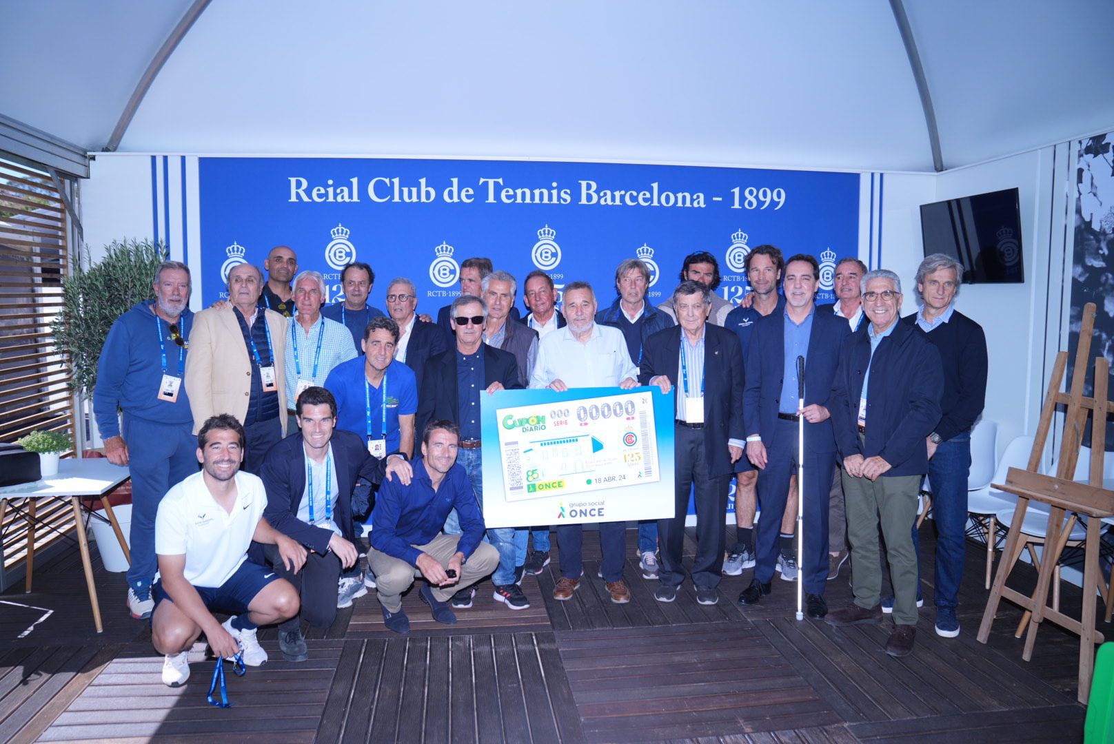 A la fotografia amb el cupó de l’ONCE es van voler sumar  jugadors espanyols que han participat a la Copa Davis, com ara: Tommy Robredo, Pablo Andújar, Tomás Carbonell, Ángel Giménez, Nacho Muntañola, Pepe Higueras, Jordi Bardou, Joan Balcells, José López-Maeso, Antonio Muñoz, Javier Soler, Marc López, Carlos Moyá, Carlos Costa, Manolo Orantes i Alberto Tous.